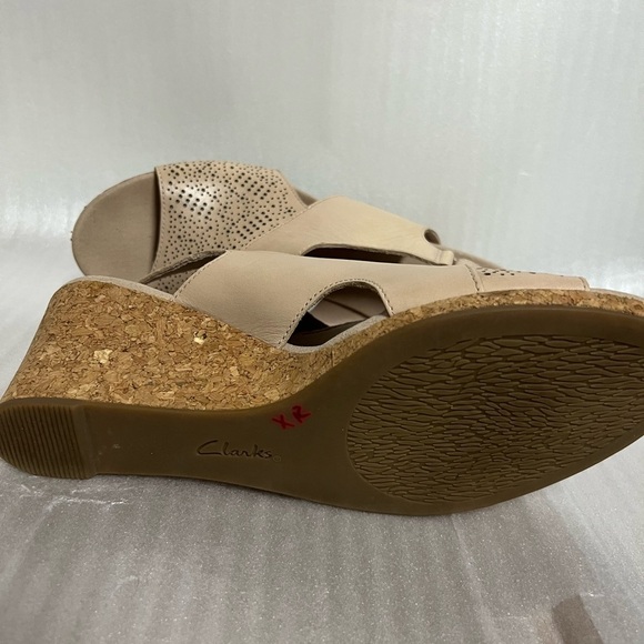 Clarks Collection Womens B Cream Wedges Sandals 10M Ankle Strap Cork Style Heel - Picture 16 of 16